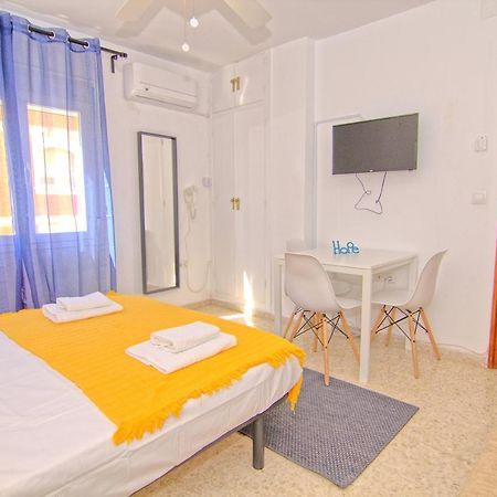 Low Cost Rooms Malaga River Buitenkant foto