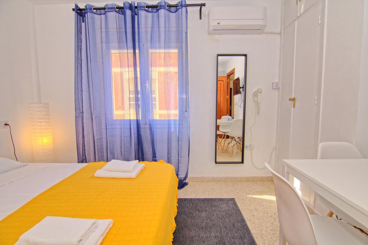 Low Cost Rooms Malaga River Buitenkant foto