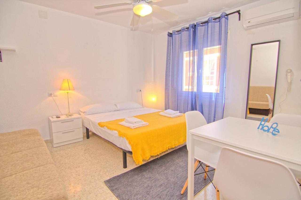 Low Cost Rooms Malaga River Buitenkant foto