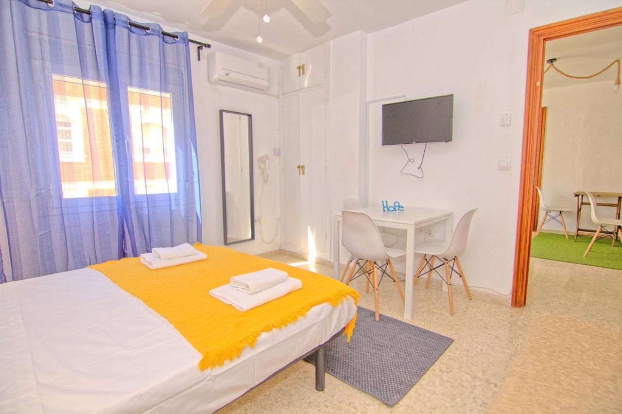 Low Cost Rooms Malaga River Buitenkant foto